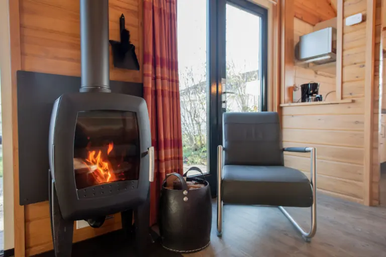 Stoel haard Finse bungalow Houtkachel de Riesen Terschelling