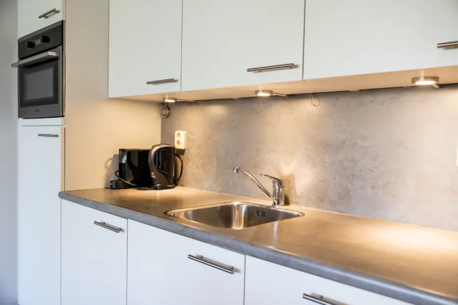 Keukenblad koffiezetter waterkoker afwasmachine Hotel appartement sauna Tjermelan Terschelling