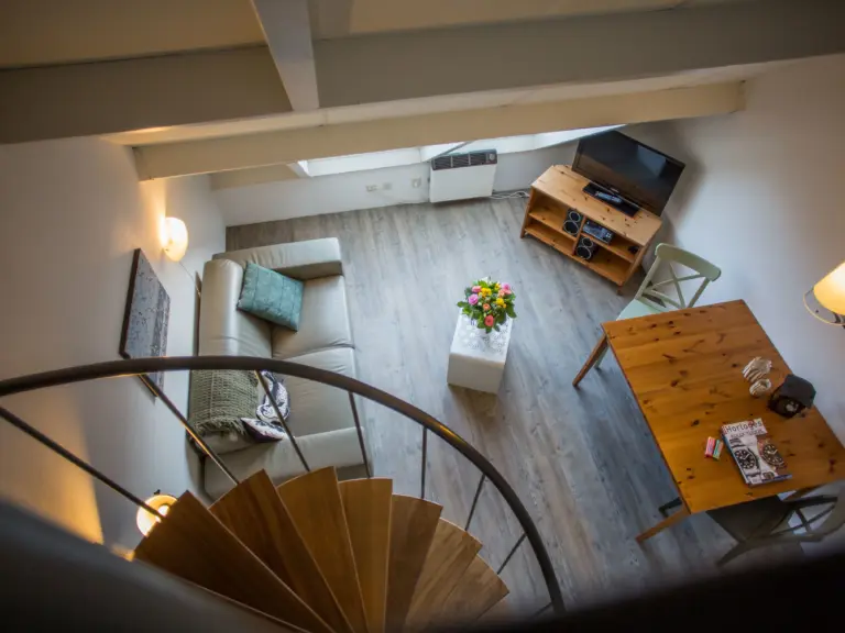 Schuindak en zich op leefruimte Studio Etage Hotel Tjermelan Terschelling