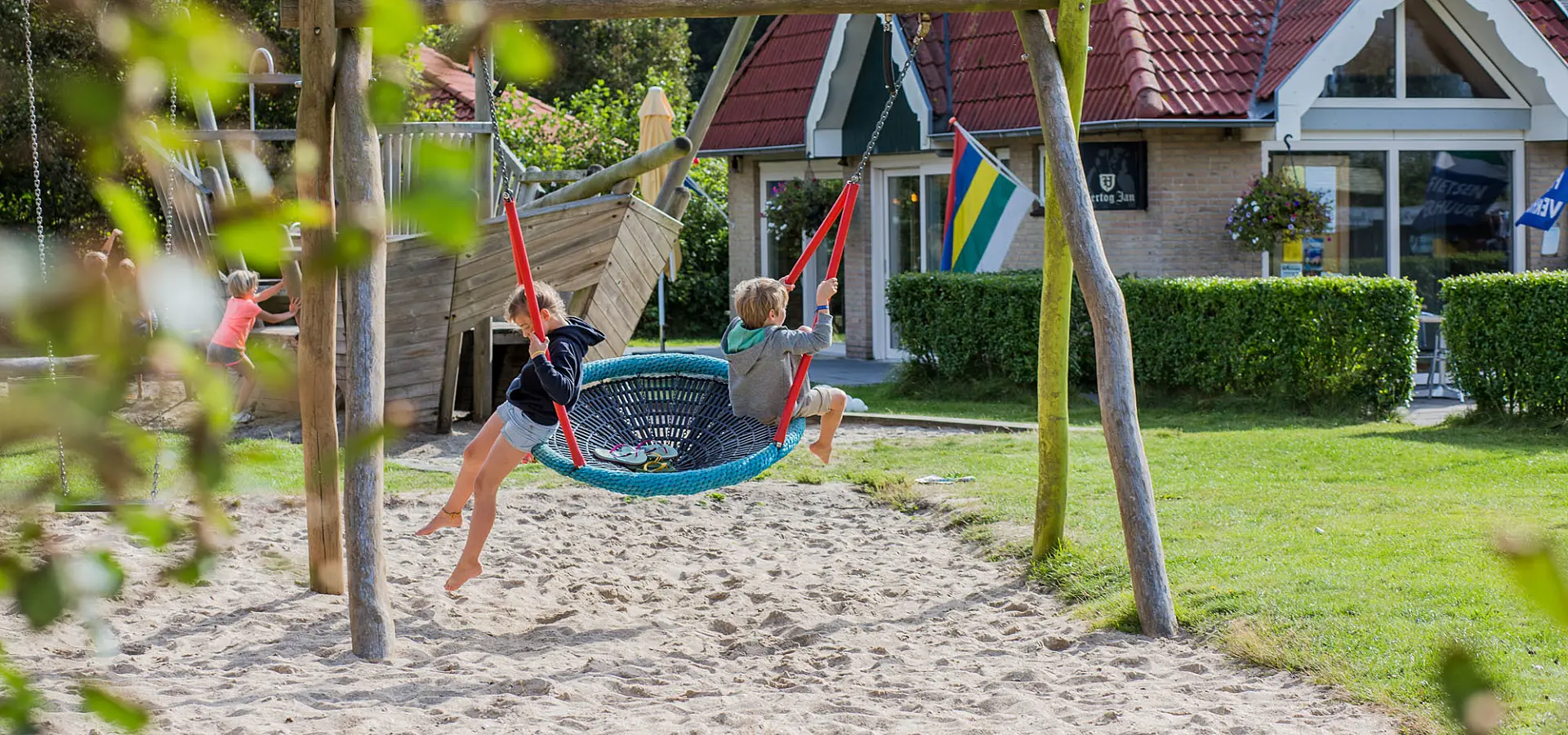 Schommelen bij speeltuin vakantiepark Tjermelan Terschelling